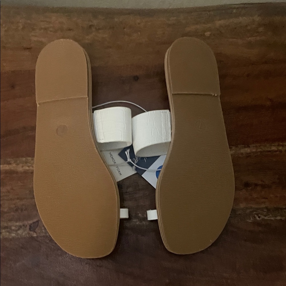 Universal Thread White Toe Ring Flat Sandals Croc Embossed NWT Size 7 - Picture 9 of 10